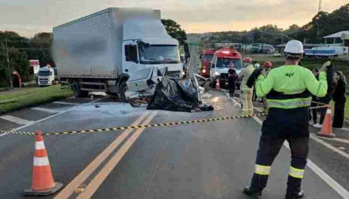 Laranjeiras - Três pessoas morrem em colisão frontal entre carro e caminhão na BR-277